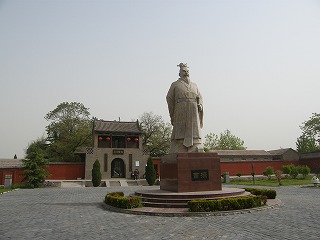 鄴城 入り口と曹操像
