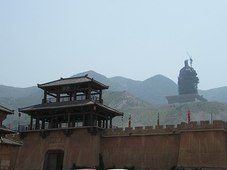 入り口と巨大像