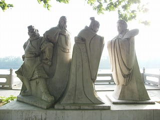 三兄弟と孔明の像