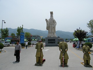 兵馬俑前の始皇帝像